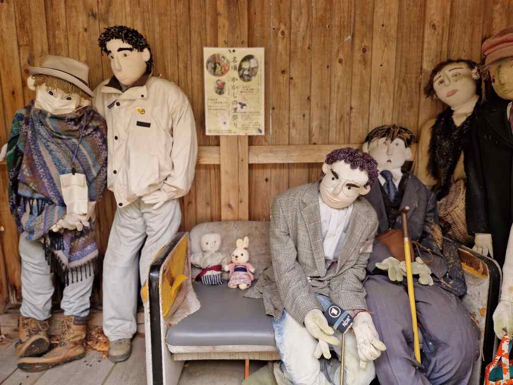 Scarecrows-waiting-for-bus-Nagoro