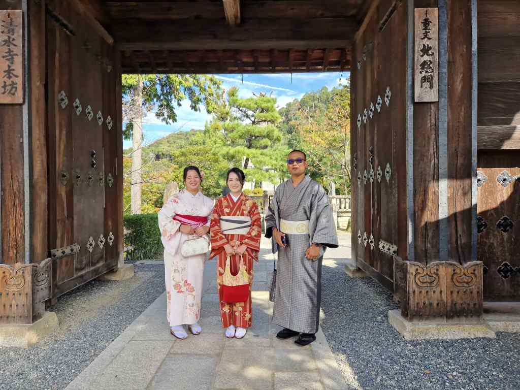Elegant visitors to Higashiyama