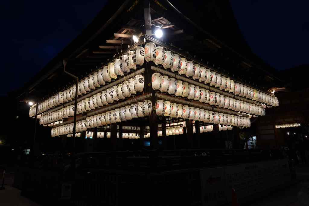 Yasaka shrine at night